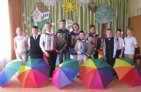 Jašiūnų muzikos mokyklos mokiniai su „Muzikine dėžute“ darželyje