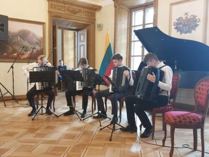 VASARIO 16-OJI JAŠIŪNUOSE!