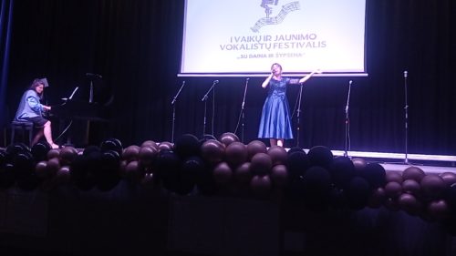 VOKALISTŲ FESTIVALIS ,,SU DAINA IR ŠYPSENA“