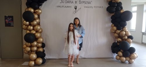 VOKALISTŲ FESTIVALIS ,,SU DAINA IR ŠYPSENA“