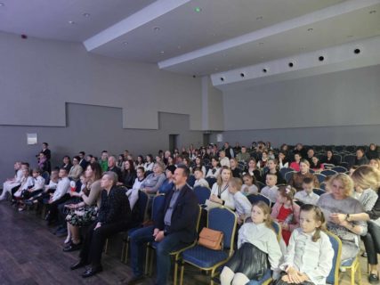 VOKALISTŲ FESTIVALIS ,,SU DAINA IR ŠYPSENA“