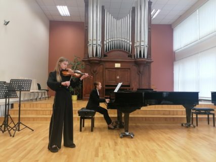 FESTIVALIS „DAINOS IR ŠOKIAI SMUIKUI“